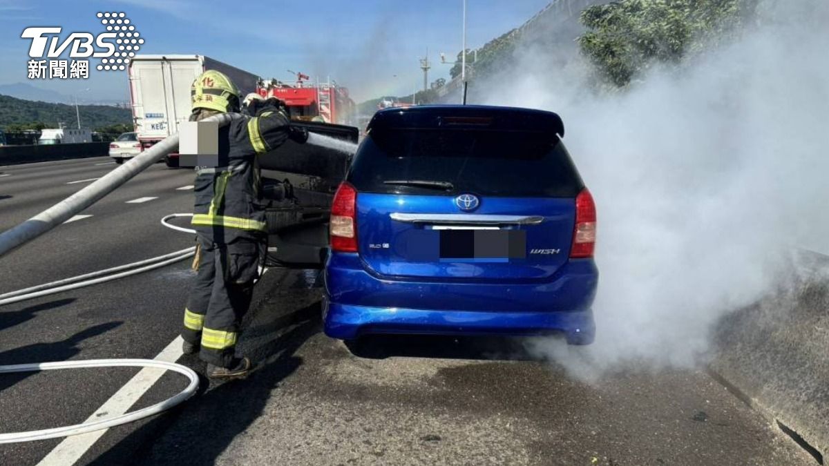 消防人員到場立刻協助撲滅火勢。（圖／TVBS）