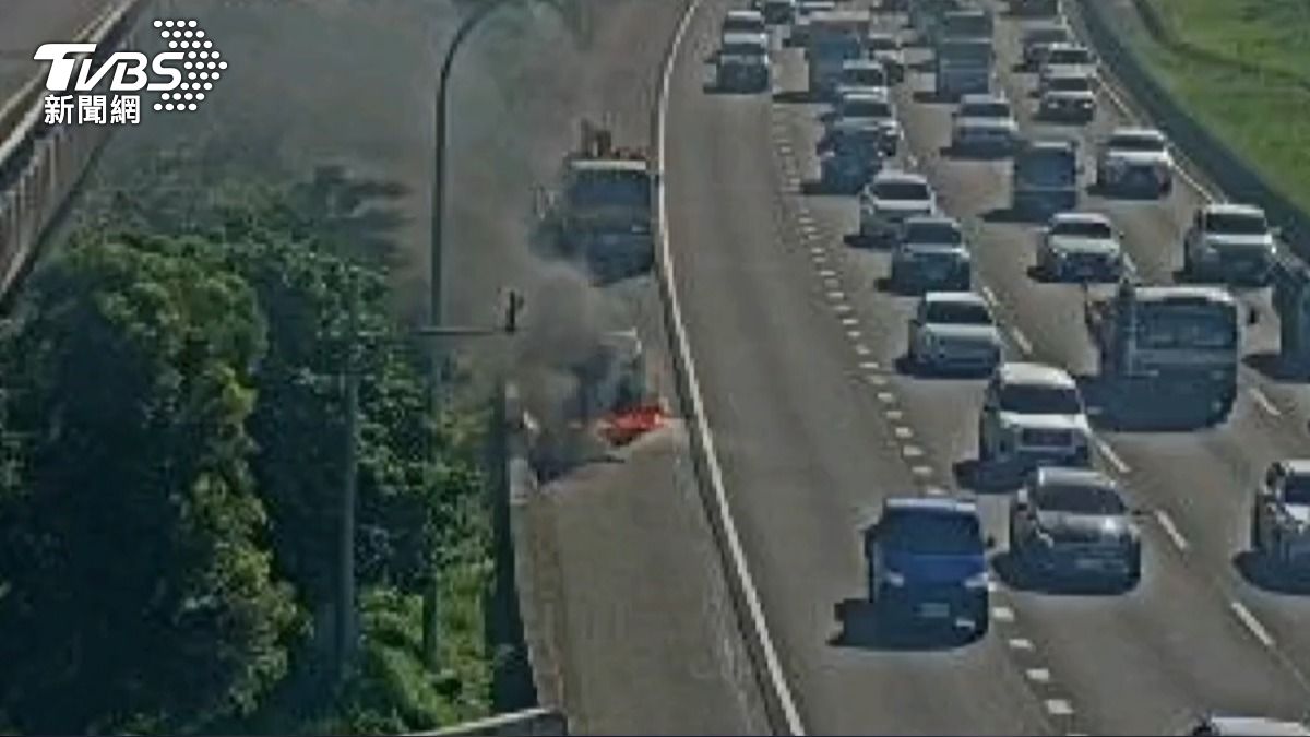 國1火燒車現場冒出大量黑煙。（圖／TVBS）