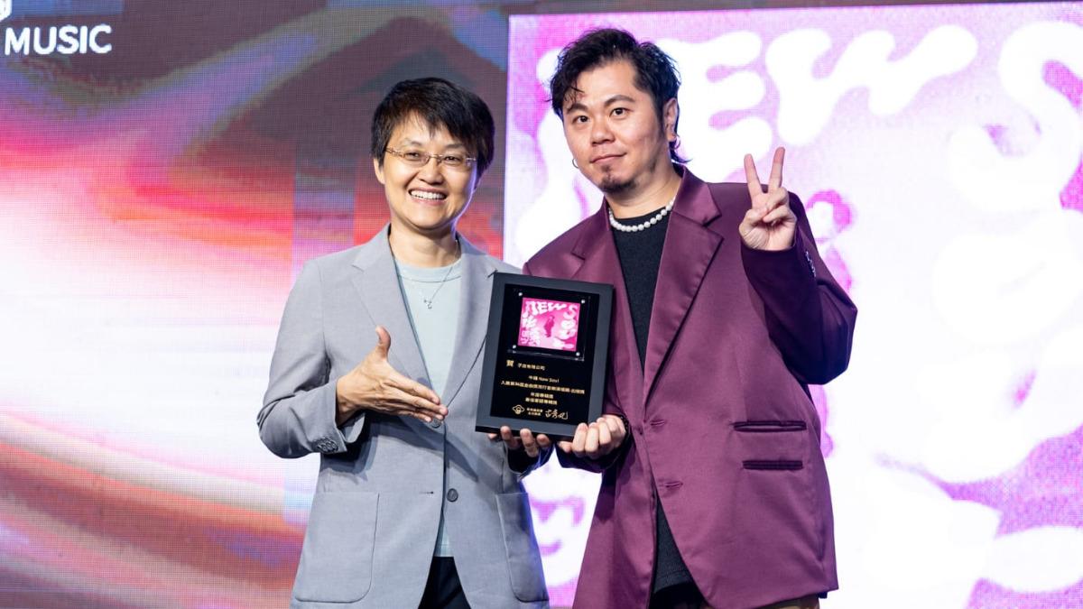 黃子軒（右）透過AI詢問得獎運勢，獲得機率很大的回應。（圖／新視紀整合行銷提供）