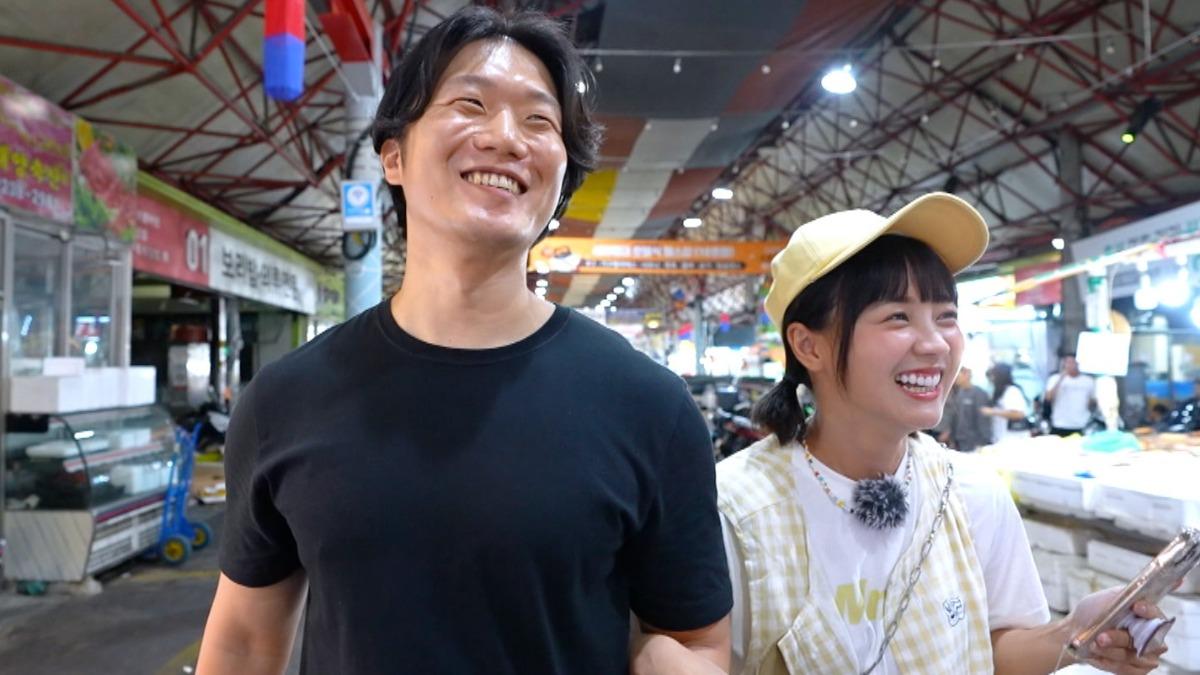 籃籃和韓國歐巴勾手逛街。(圖/公視台語台提供)