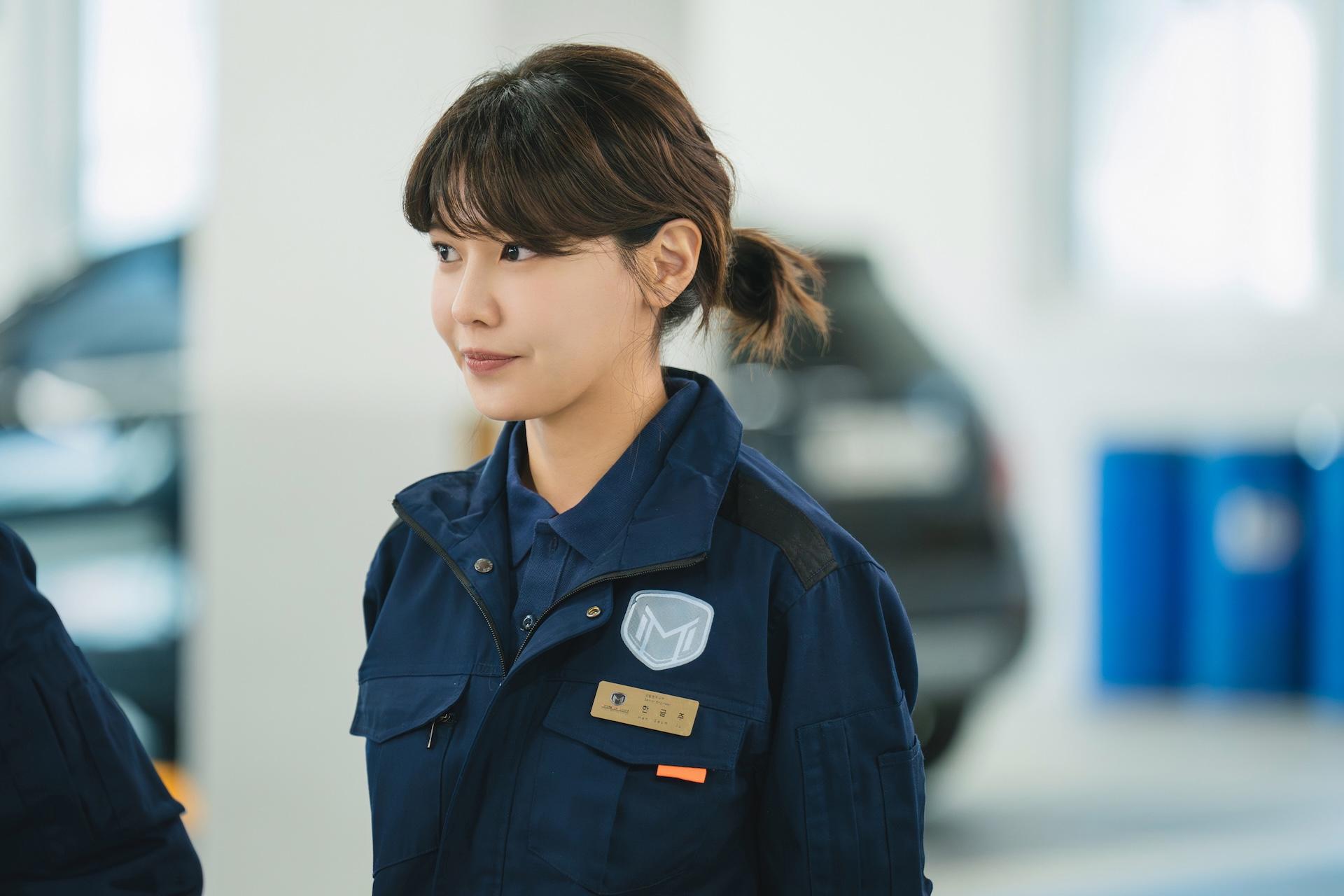 秀英飾演汽車維修師，酒量堪比男人。（圖／friDay影音提供）