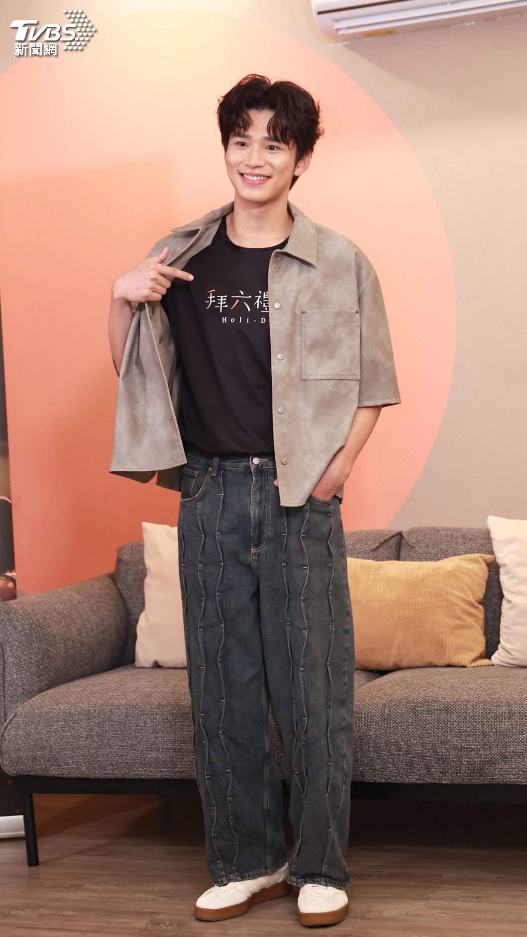 王品澔狗狗眼神深受鍾欣凌青睞。(圖/黃城碩攝)