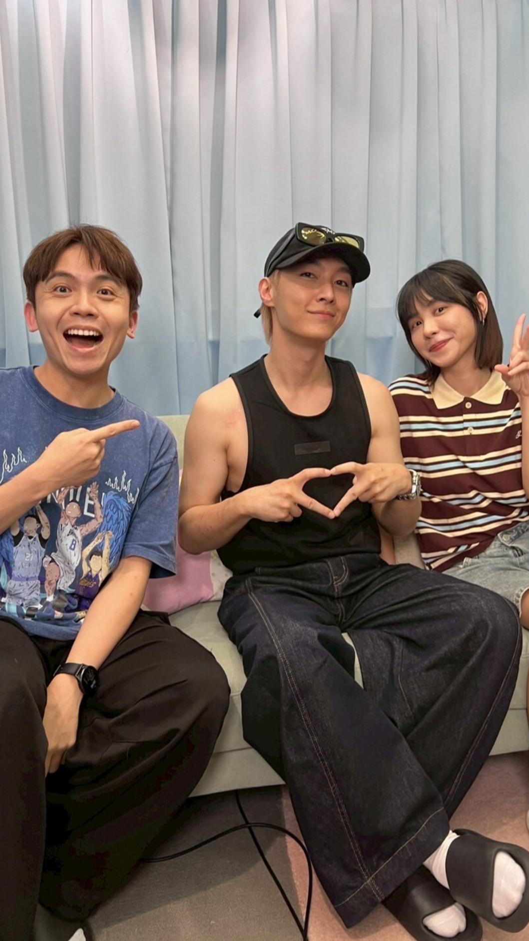 炎亞綸(中)大方分享感情世界。(圖/薩泰爾娛樂提供)