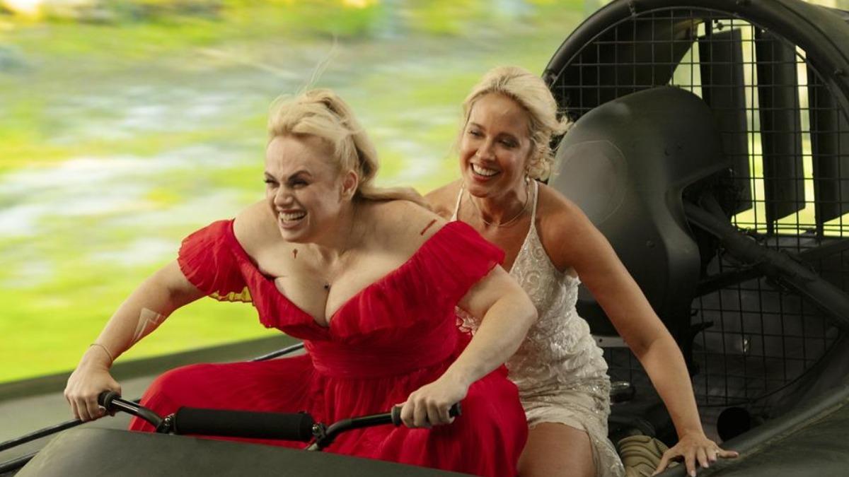 瑞貝爾威爾森（左）、安娜坎普不僅在片中搞笑，戲外互動更是毫不間斷讓全場笑翻。（圖／采昌提供）