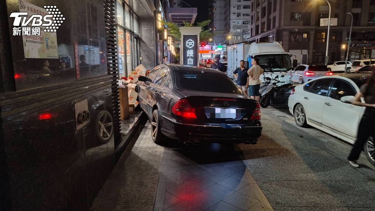 沒幫喬男性友人感情糾紛！饅頭媽總店被撞　深夜發聲了