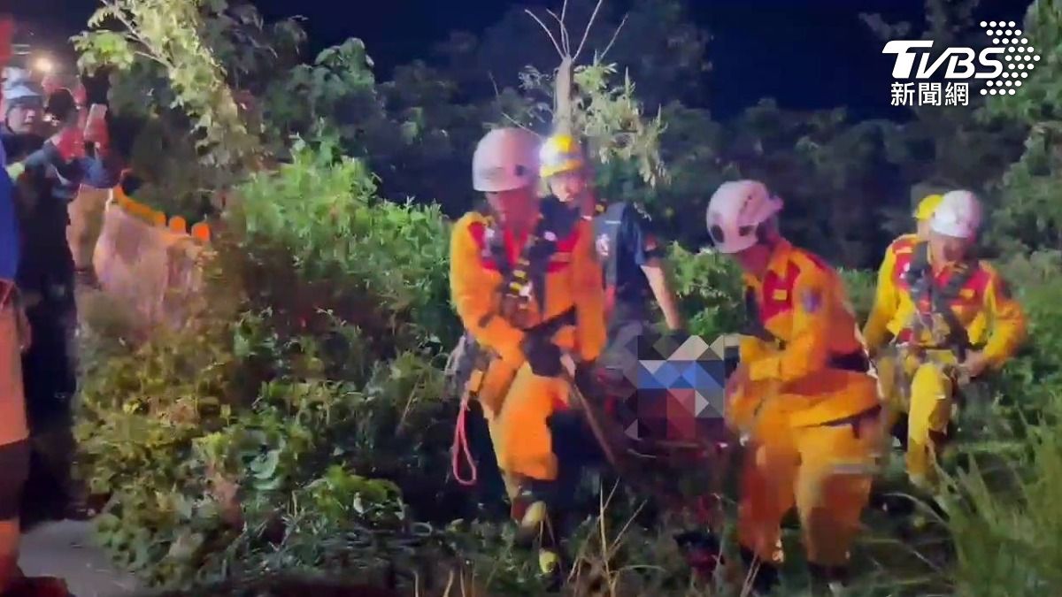搜救人員協助吊掛救援。（圖／TVBS）