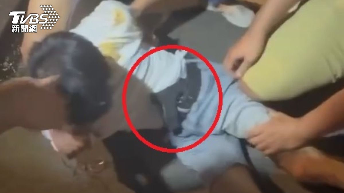 陳男褲頭藏槍。（圖／TVBS）