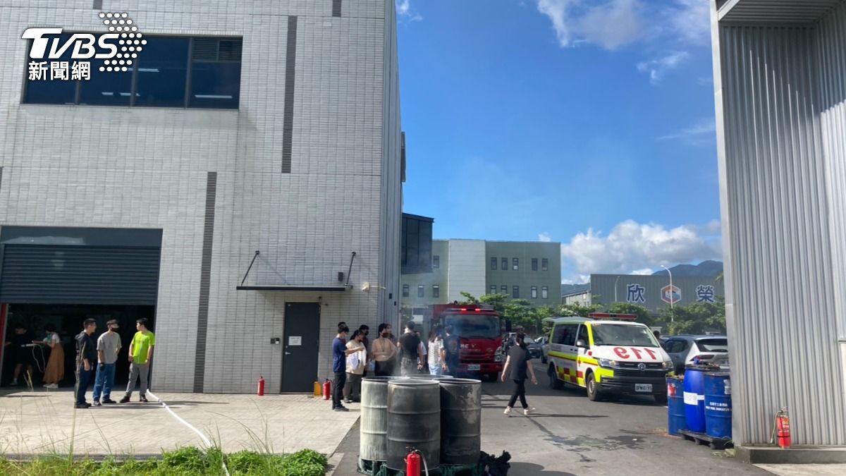 宜蘭蘇澳一處珠寶加工場起火燃燒，共有12名員工送醫。（圖／TVBS）