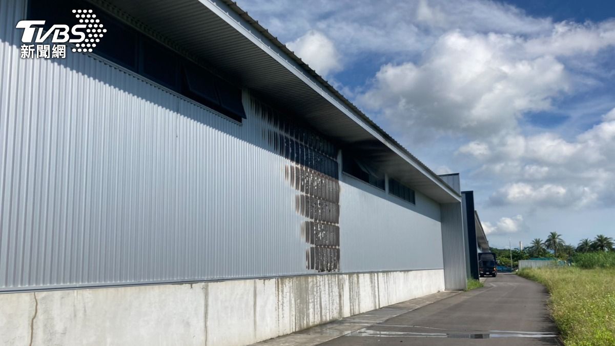 宜蘭蘇澳一處珠寶加工場起火燃燒，詳細原因有待火調科釐清。（圖／TVBS）