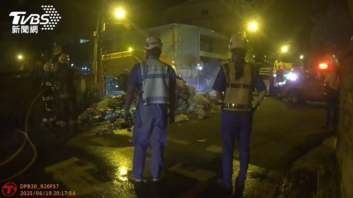 花蓮市清潔隊的資源回收車冒煙起火。(圖/TVBS)