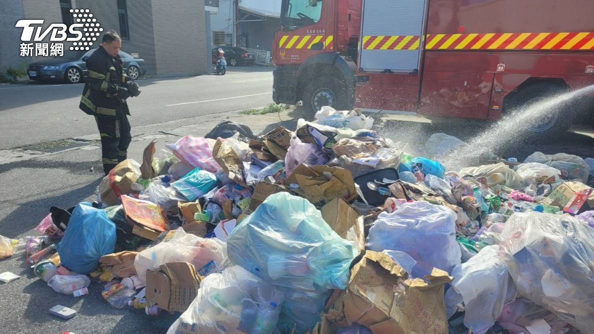 吉安鄉也發生一起垃圾車冒煙起火事件。(圖/TVBS)