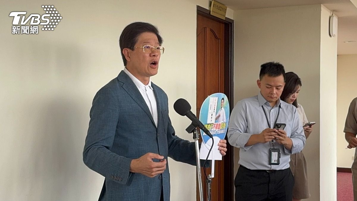 羅明才開口唱「我們是正義的一方」，呼籲投不同意罷免。（圖／陳怡潔攝）