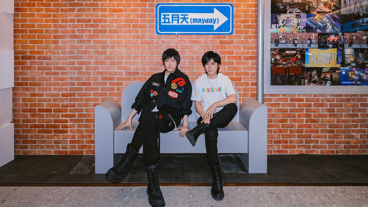 阿信和怪獸回憶專輯《人生海海》封面拍攝，笑虧要改名成12月天。（圖／相信音樂提供）