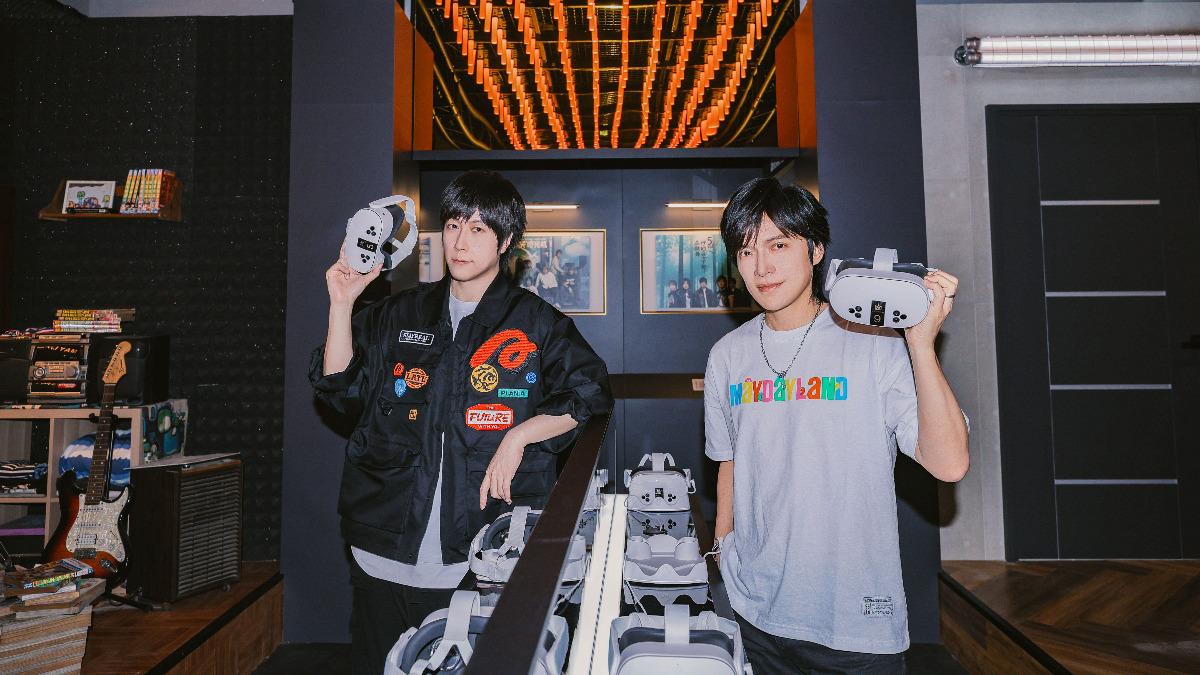 阿信和怪獸日前逛起MAYDAYLAND台北限定特展。(圖/相信音樂提供)