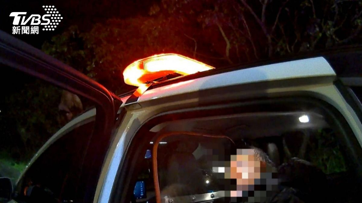 男子深夜宜蘭豆腐岬「持刀搶車」　秒遭壓制稱：久病厭世