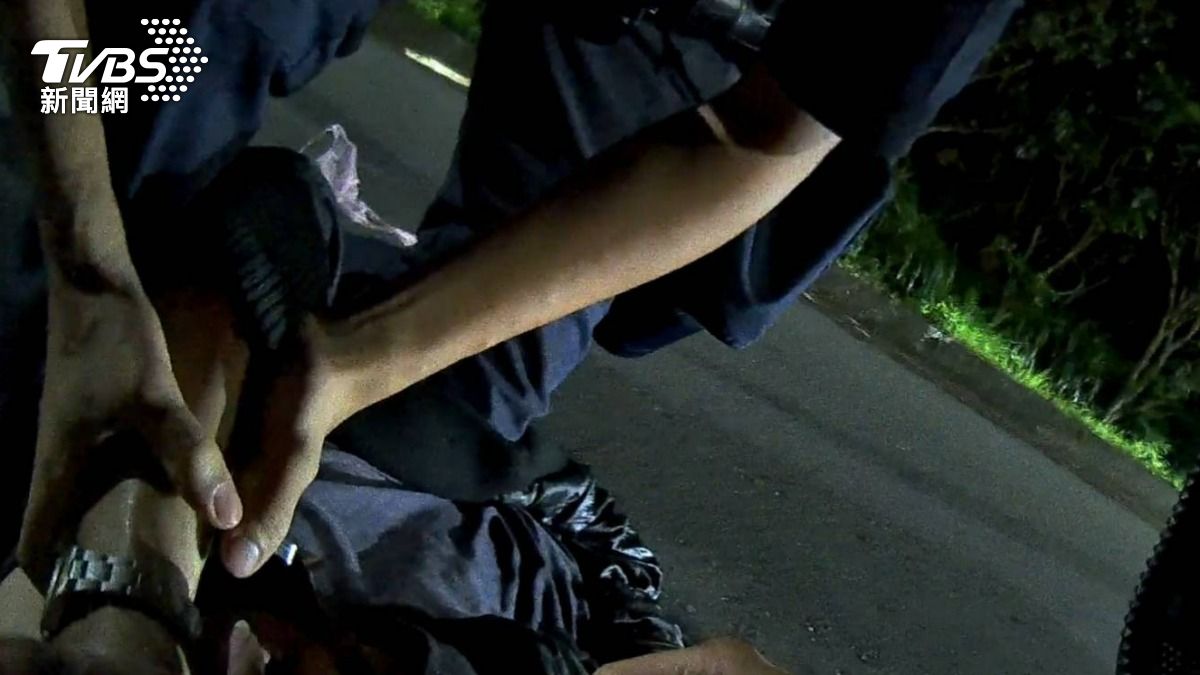 男子在深夜前往豆腐岬「持刀搶車」被逮。(圖/TVBS)