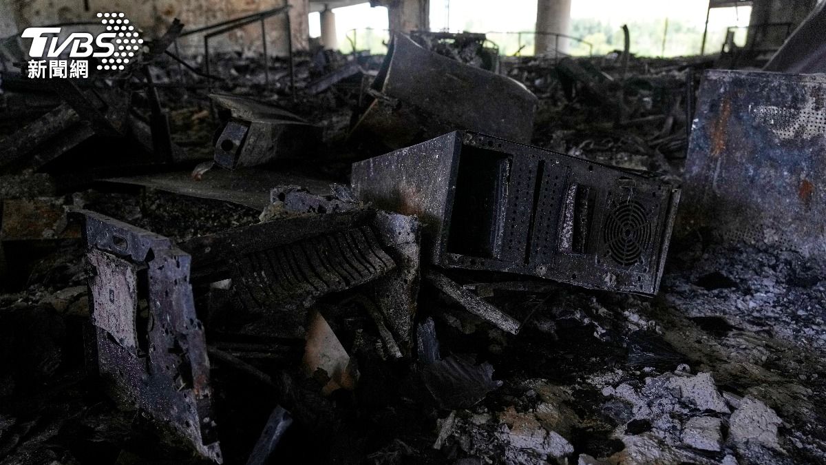 CNN直擊伊朗電視台慘況！ 主播台剩灰燼辦公室焦黑熔化│TVBS新聞網