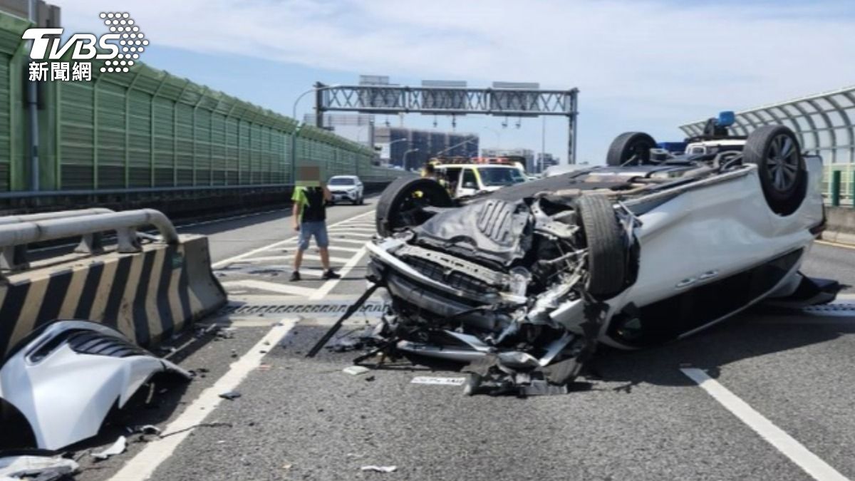 台74線驚險翻車！撞分隔島「底盤朝天」　29歲男掛彩　