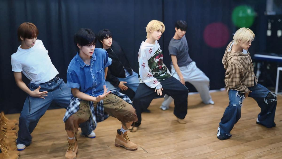 彭义翔(左起)、王學駿、D'OM帝翁、陳麒文、美祥、陳柏佑接受軍事化培訓,團員回宿舍更累到斷電。(圖/天空娛樂提供)