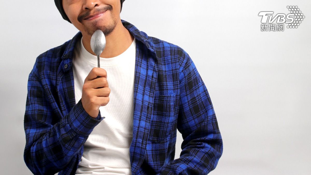 男子不慎吞入湯匙。（示意圖／shutterstock 達志影像）