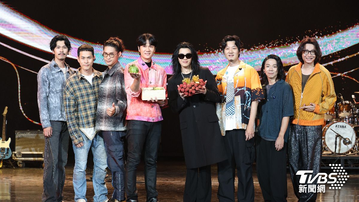 宇宙人和麋先生收到電台送的小玉西瓜跟玉荷包。(圖/張哲鳴攝)