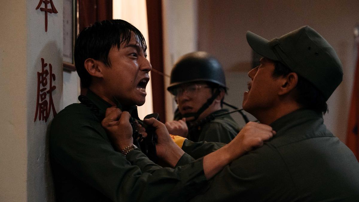 大鶴（左）因為氣胸沒當過兵， 感謝出演《閩江船事件》可以圓當兵夢。（圖／沉默老兵電影 提供）