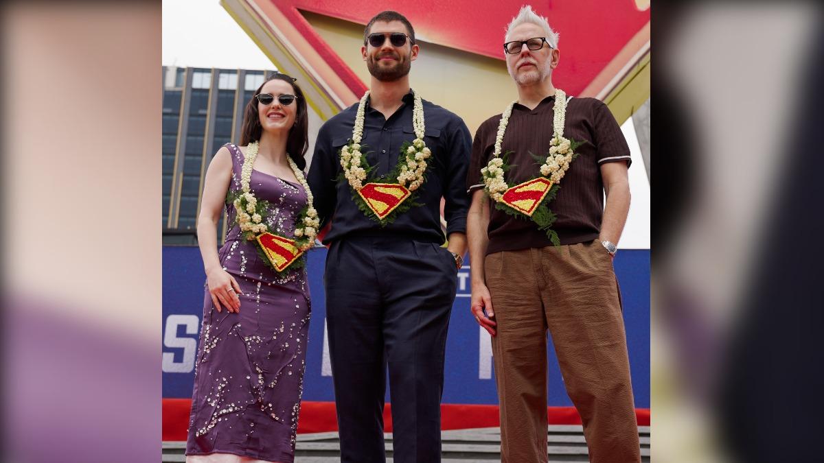 「露薏絲」瑞秋布羅斯納安（左起）、「超人」大衛科倫斯韋與導演詹姆斯岡恩出席《超人》馬尼拉宣傳活動。（圖／華納兄弟提供）