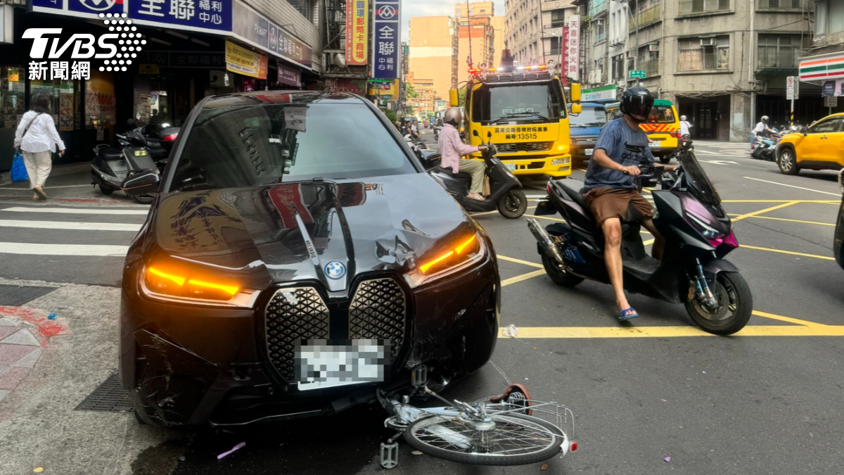 北市74歲翁開BMW電車暴衝　「連撞16車」1婦送醫