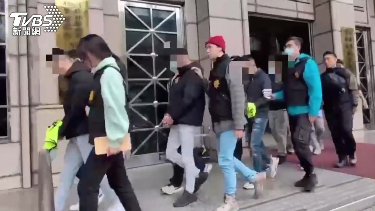刑事局警方逮捕12人依法送辦。（圖／TVBS）