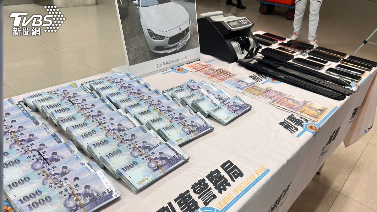 警方查扣現金、名車等證物。（圖／TVBS）