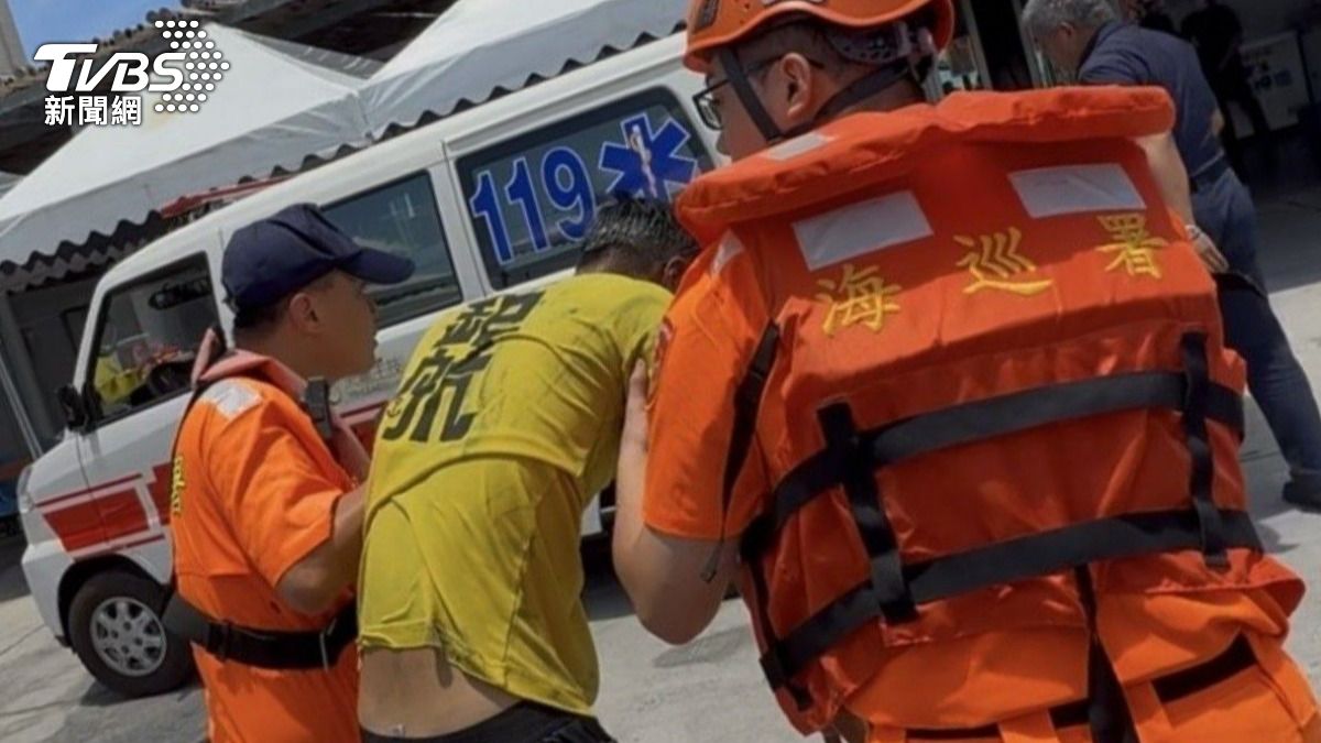 一船員跳海逃生,受傷送醫。(圖/TVBS)