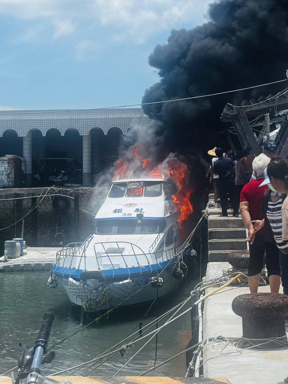 火燒遊艇現場冒出濃濃黑煙。(圖/TVBS)