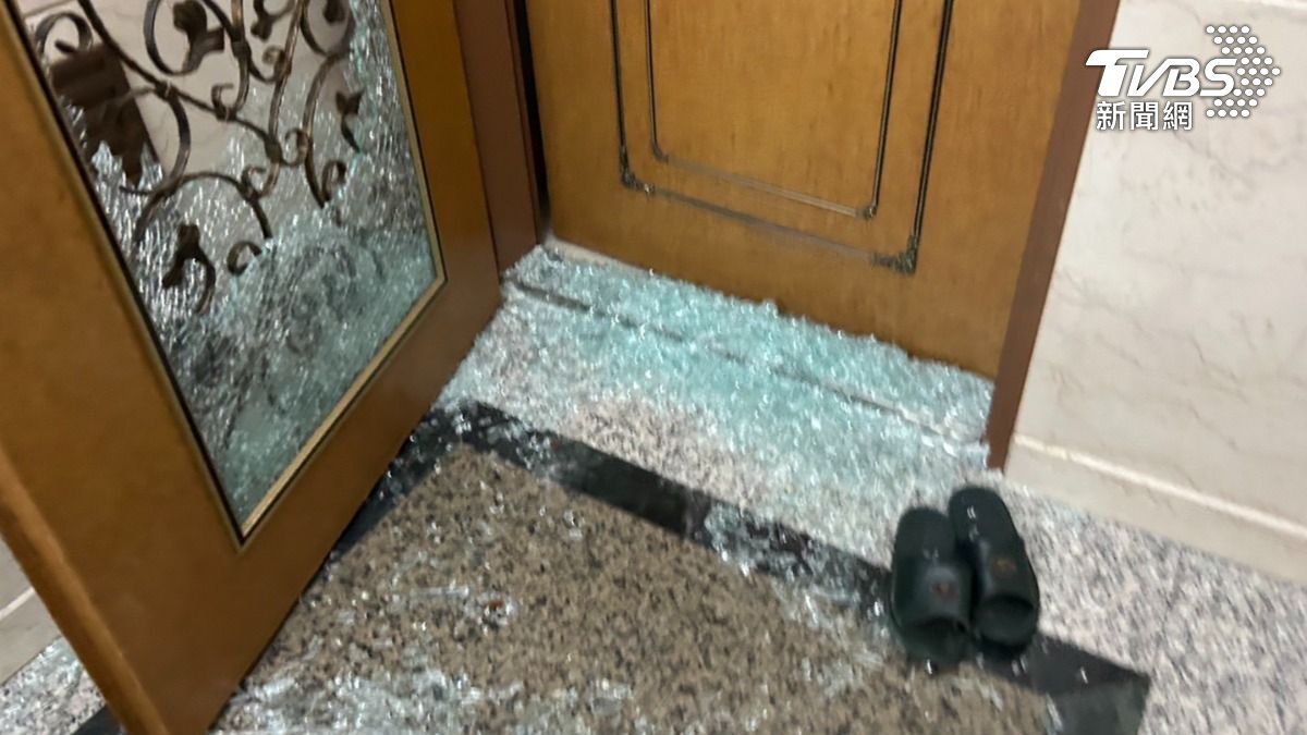 現場滿地碎玻璃。(圖/TVBS)
