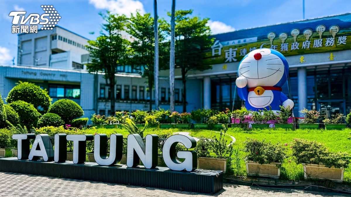 台東縣府廣場「哆啦A夢」一亮相，立即引來熱血遊客朝聖拍照。（圖／TVBS攝）