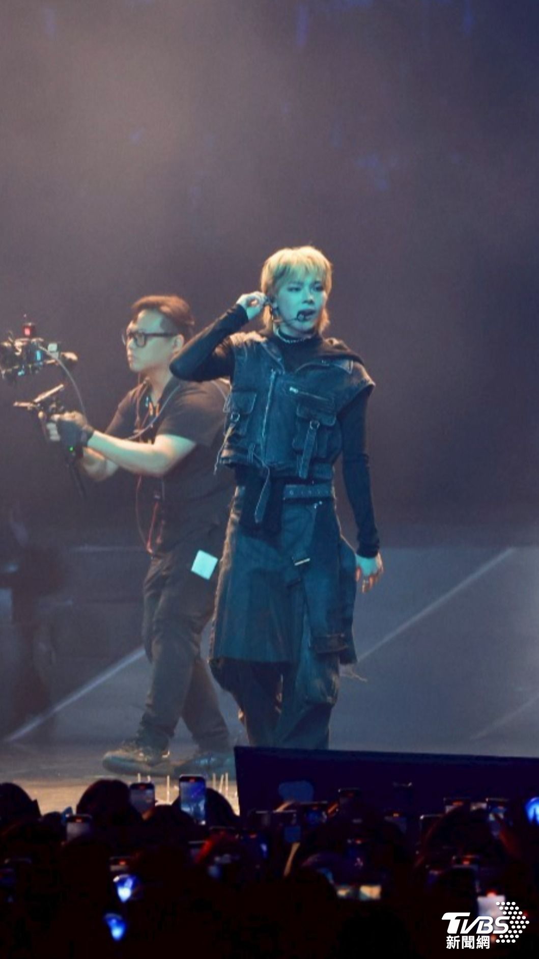 王奕翔今天回到故鄉開唱，興致高昂。（圖／趙世平攝）