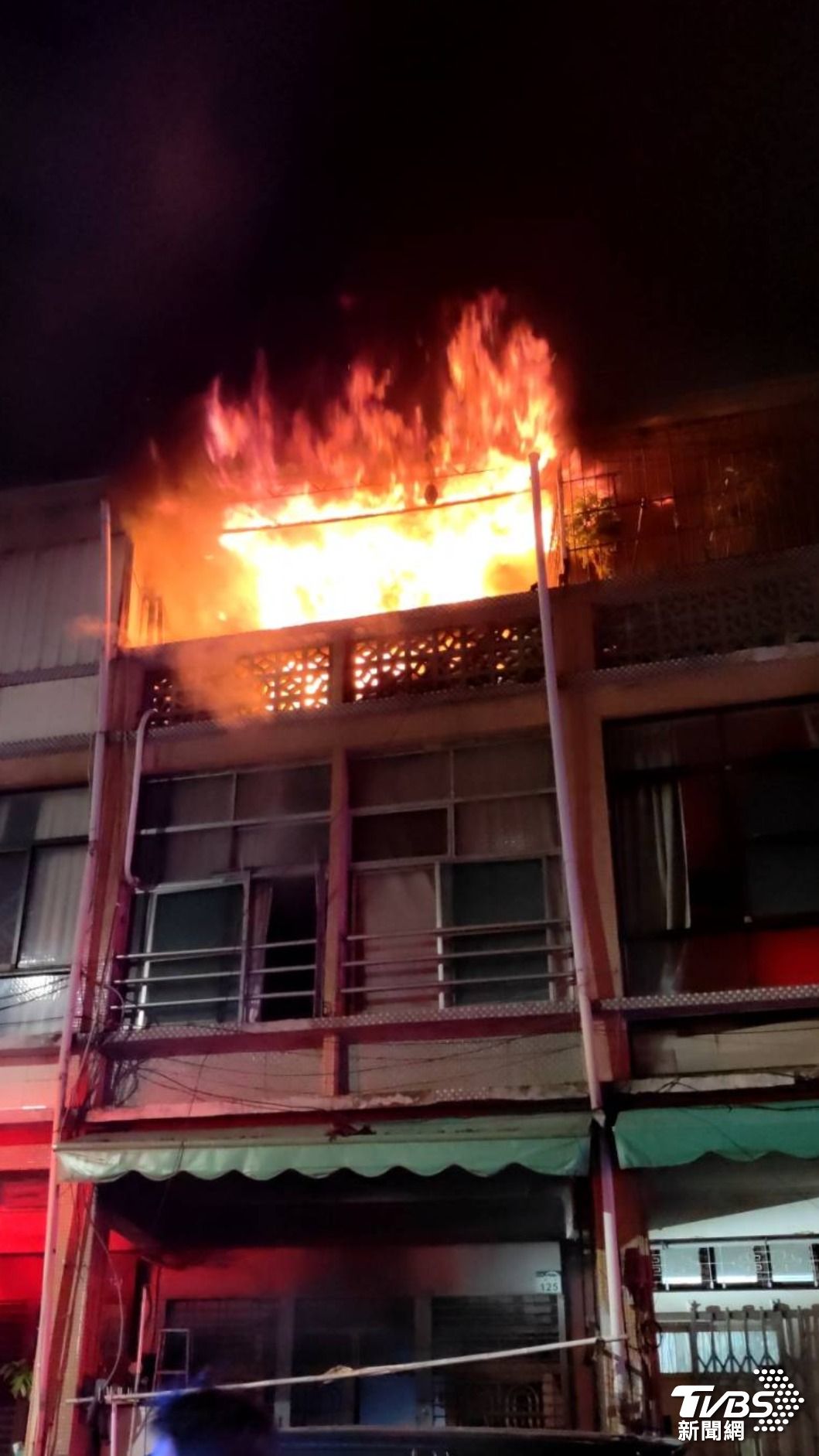 高雄市新興區仁愛二街一棟透天厝發生火警。（圖／TVBS）