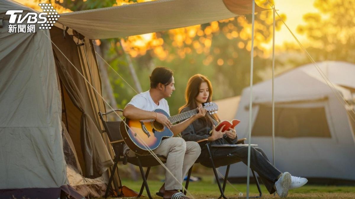 近期出現結合「glamorous」（奢華）和「camping」（露營）的新詞彙「glamping」（豪華露營、奢華露營）。（示意圖／shutterstock達志影像）