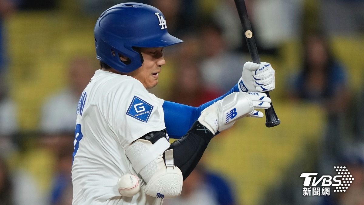 日籍球星大谷翔平挨球吻。（圖／達志影像美聯社）
