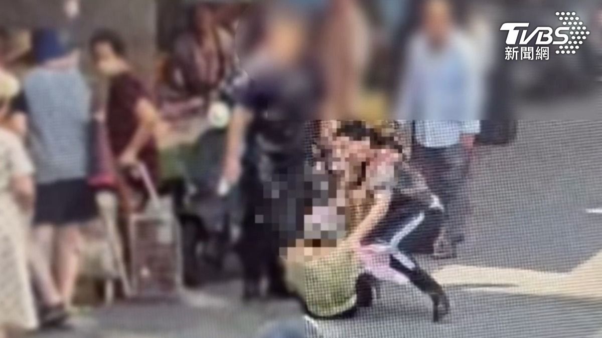 過程中鍾女將高女壓制在地。（圖／TVBS）