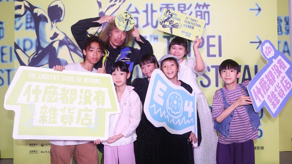 王聖豪（左起）、謝以諾、斯拉、鄒暟澐、謝以樂、朱頭皮（第二排左起）、胖球主演《什麼都沒有雜貨店》第二季。（圖／公視提供）