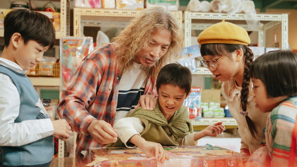 朱頭皮(左二)與童星們有精彩對戲。(圖/公視提供)