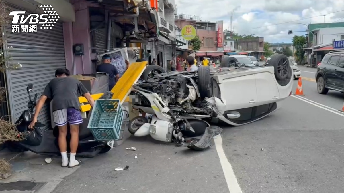 台東市中興路六段今（21）日下午一輛自小客車衝撞翻車意外，所幸無人受傷。（圖／TVBS）