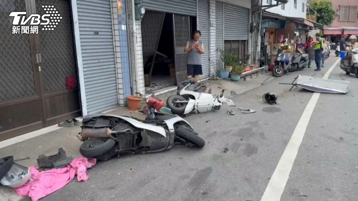 民宅紗門被撞毀,機車被撞倒在路旁。(圖/TVBS)