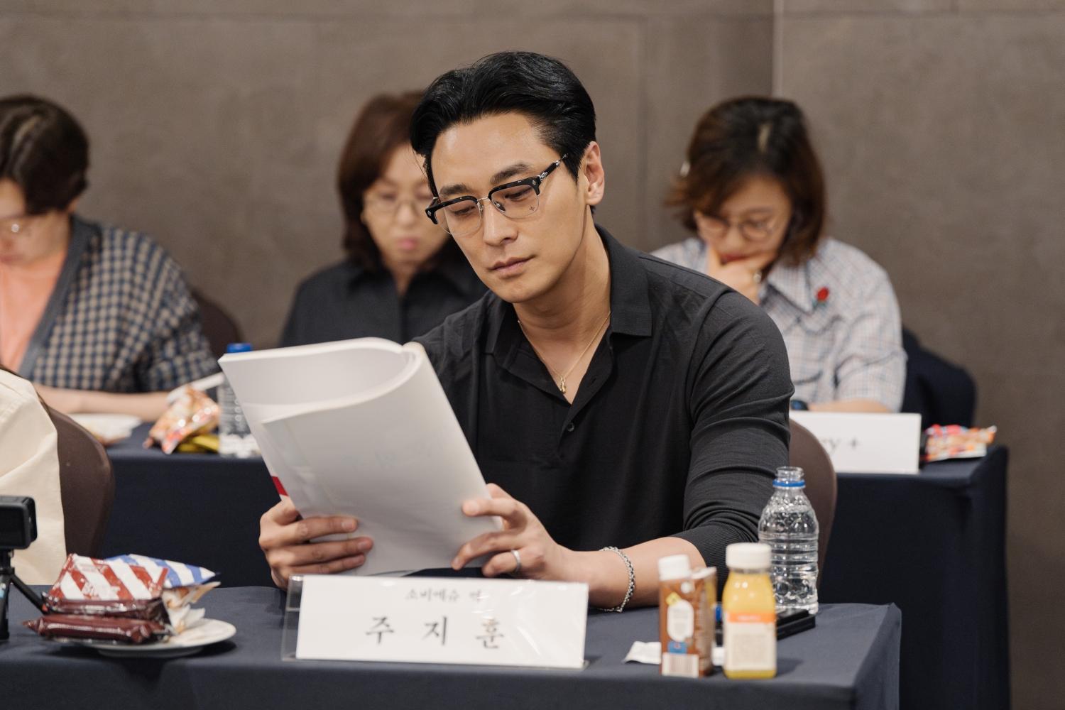 朱智勛繼《照明商店》後再演出Disney+作品。（圖／Disney+提供）