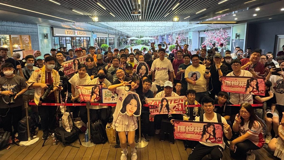 廉世彬簽名拍照會圓滿成功。(圖/樂天桃猿提供)