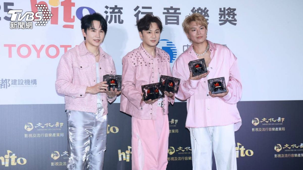 牛奶（左起）、書偉及阿弟開心抱回5項大獎。（圖／趙世平攝）