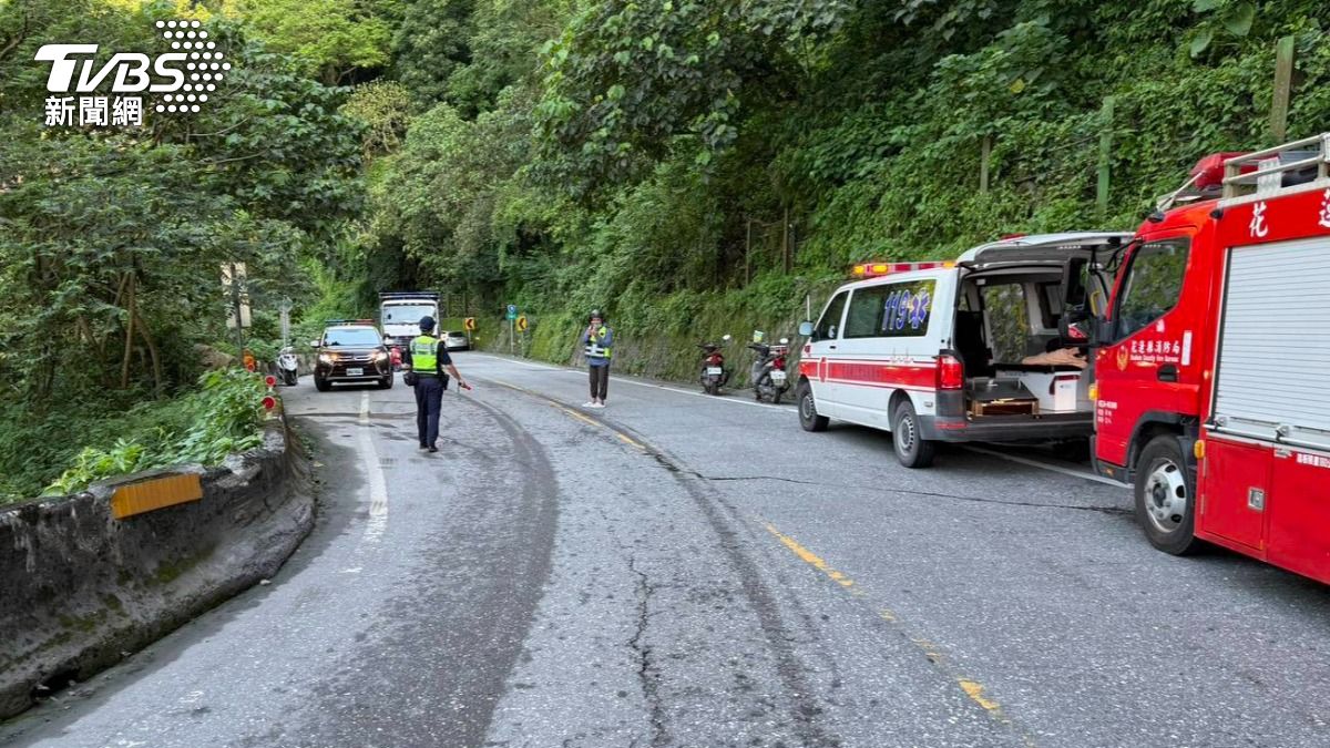 機車雙載失控撞護欄墜12米山谷。（圖／TVBS）