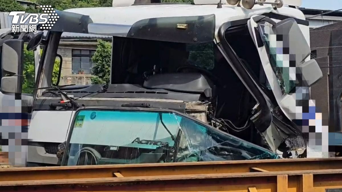 基隆2聯結車車禍，車頭嚴重毀損。（圖／TVBS）