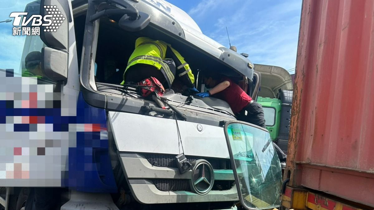 基隆2聯結車車禍，駕駛受困。（圖／TVBS）