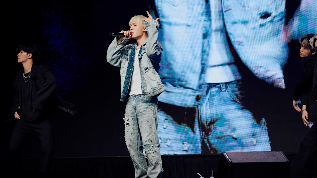 創造苦練吳克群的〈為你寫詩〉獻給台粉。(圖/FU Entertainment、DJB提供)